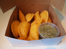 Load image into Gallery viewer, Empanada de pollo FRITA  - Chicken empanada Deep Fried (10 un)
